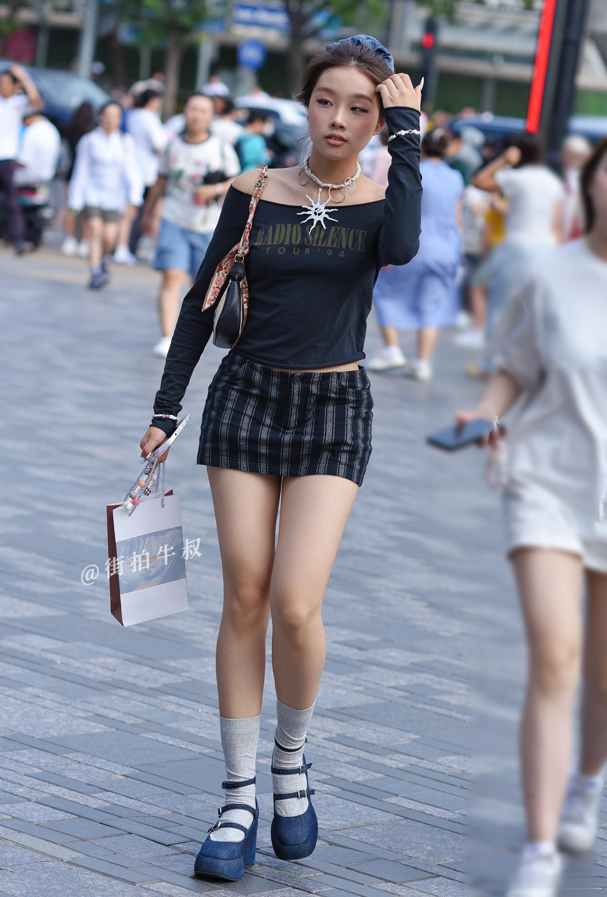 复古的条纹短裙高跟鞋