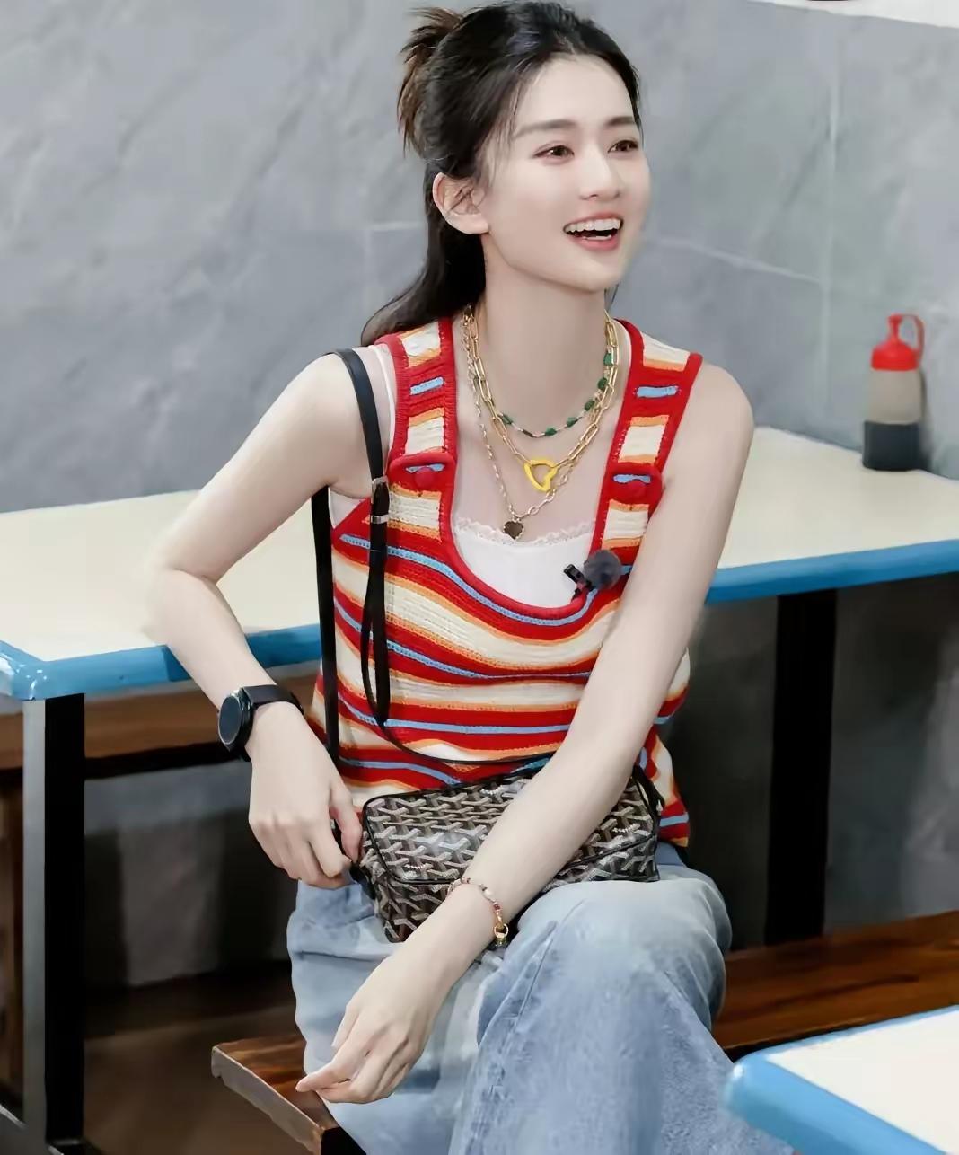 夏日穿搭指南：条纹背心+牛仔裤，轻松自在！🌞👗👖