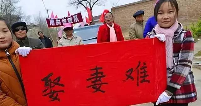 别再吹“回农村躺平”了！除了“妻荒”，这4大怪象戳痛无数人！以前总说“城市