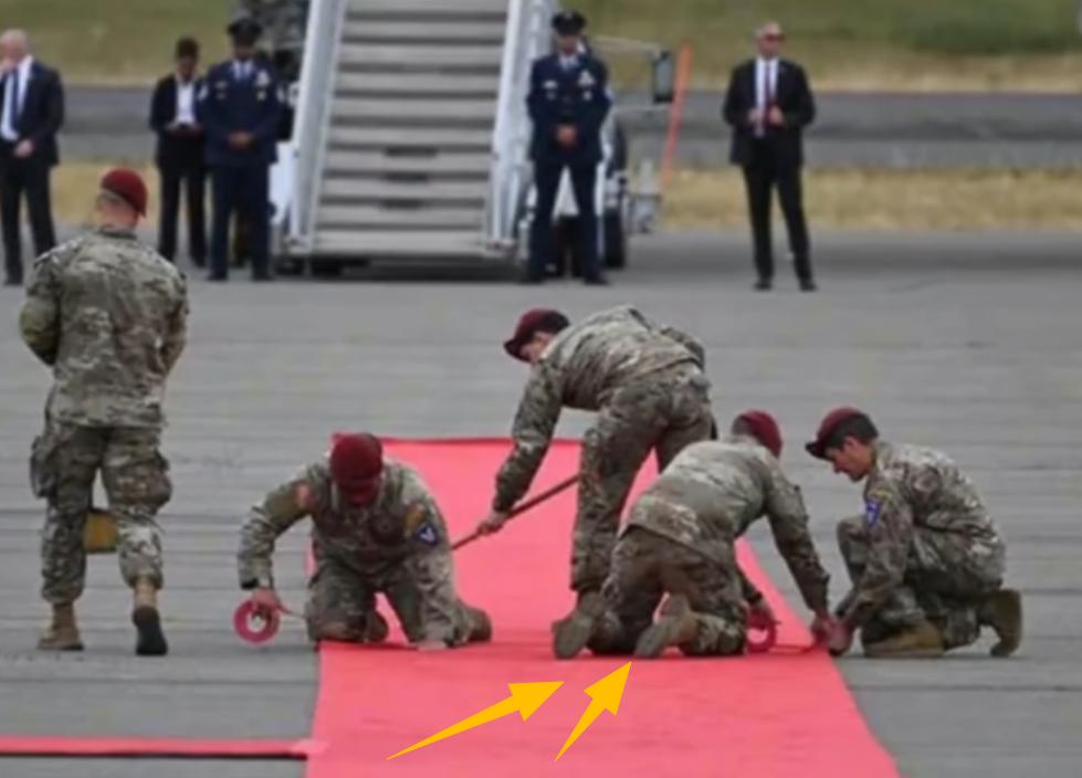 美军士兵跪地为普大帝铺红毯后，美国人终究是破防了，难怪俄军敢悬挂美国旗作战，原来