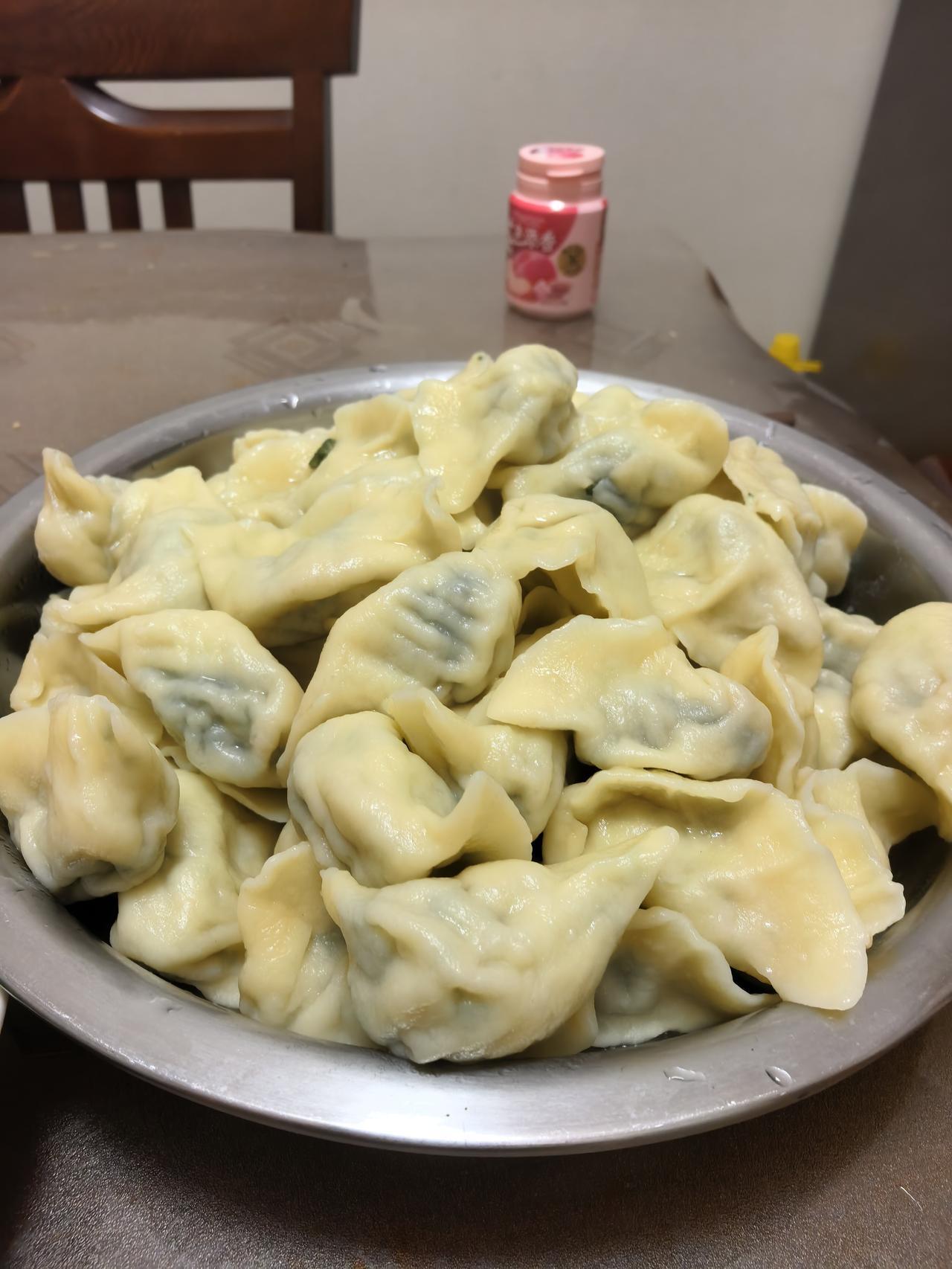 今年春天，同事从西安看娃回来，跟着她我每天都在吃鲜的路上，蒲公英、白蒿、小蒜、榆