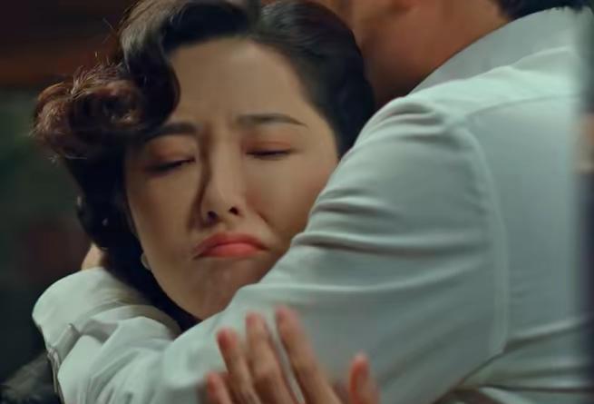 追剧《沉默的荣耀》，王碧奎（曾黎饰演）和几个官太太打牌时，听到一些搬弄是非的话，