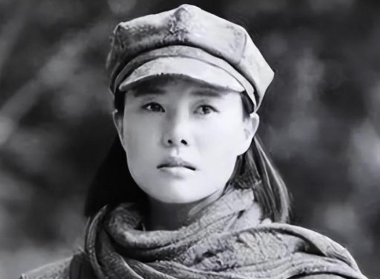 1950年，我军在甘肃逮捕一女匪首，竟是失散14年的红军排长。当战士们将她押进
