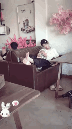 姐姐带弟弟的一幕，不得不说，差点笑死了！[捂脸哭][捂脸哭]