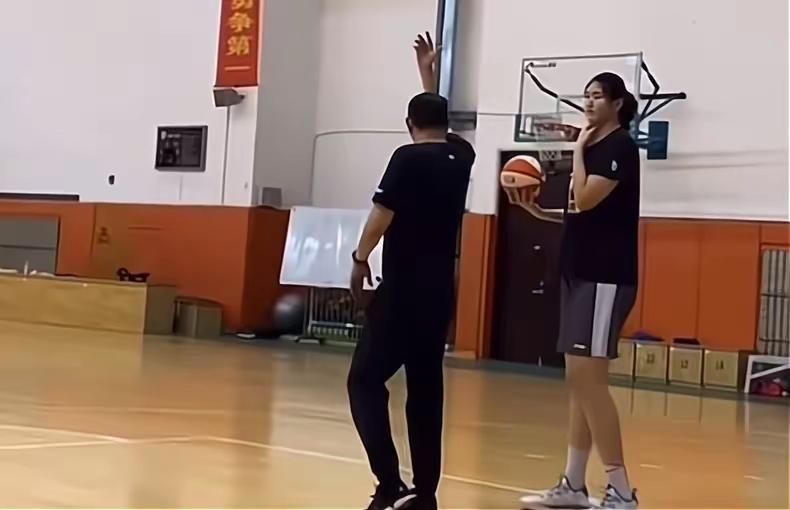 张子宇翅膀硬了，忘了巩晓彬大师的话，在中国女篮开了先河，运动战中扣篮得分，在十五