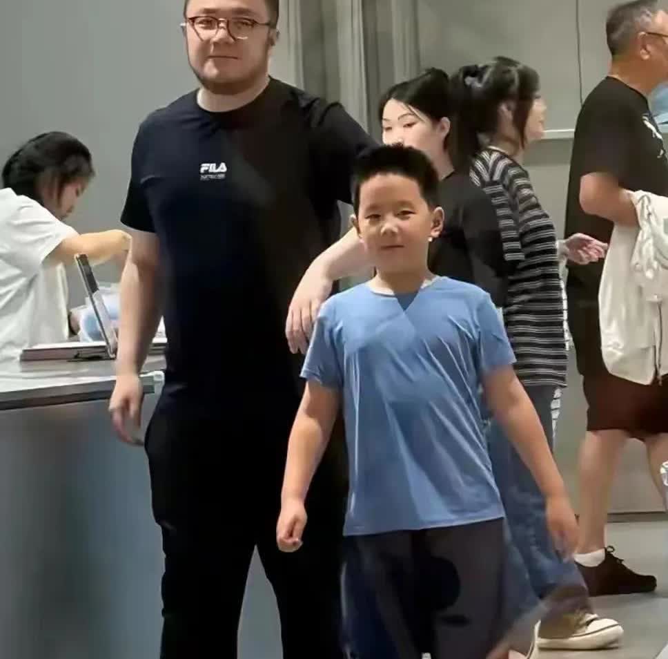 真的是巧合，他们在晾照片的时候，不会想到，血脉还是将他们紧紧地联系在一起。