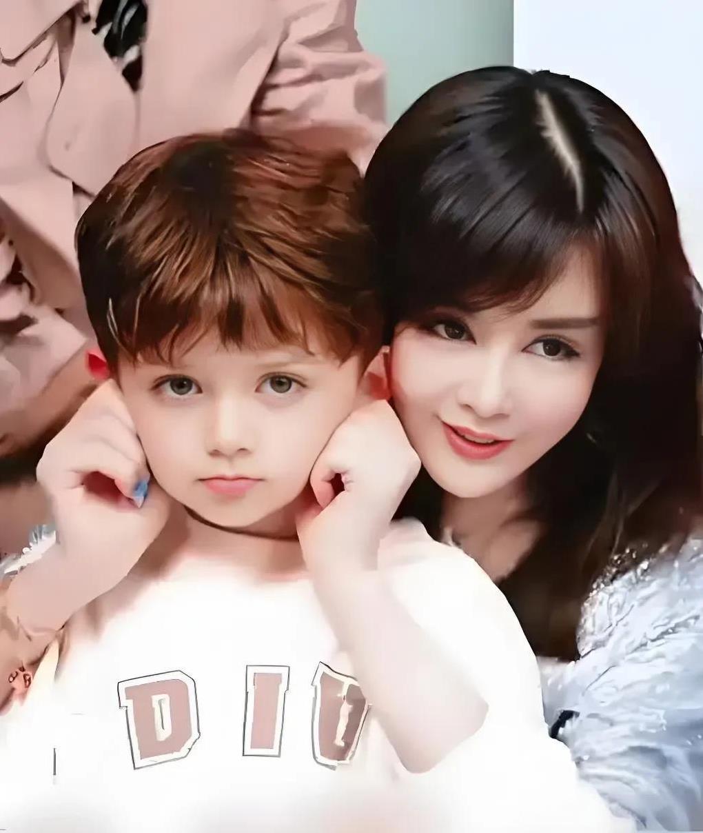小宝和妈妈视频，委屈诉苦，宝宝过得太苦了，妈妈快来接我吧！保姆周姐被逗笑了，问