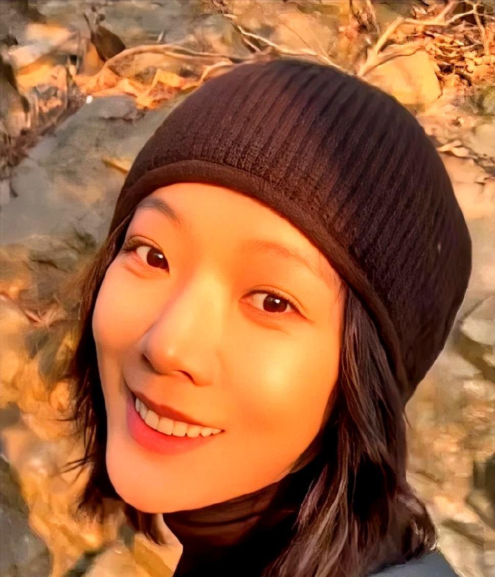 王珞丹又上热搜，还是那张“不会笑”的脸。综艺里被认错成白百何，她翻白眼：别