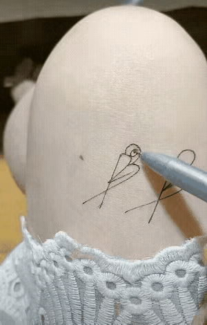 男子出差半年多，和妻子视频时，妻子一个举动直接把他看哭！视频里，妻子一手拿