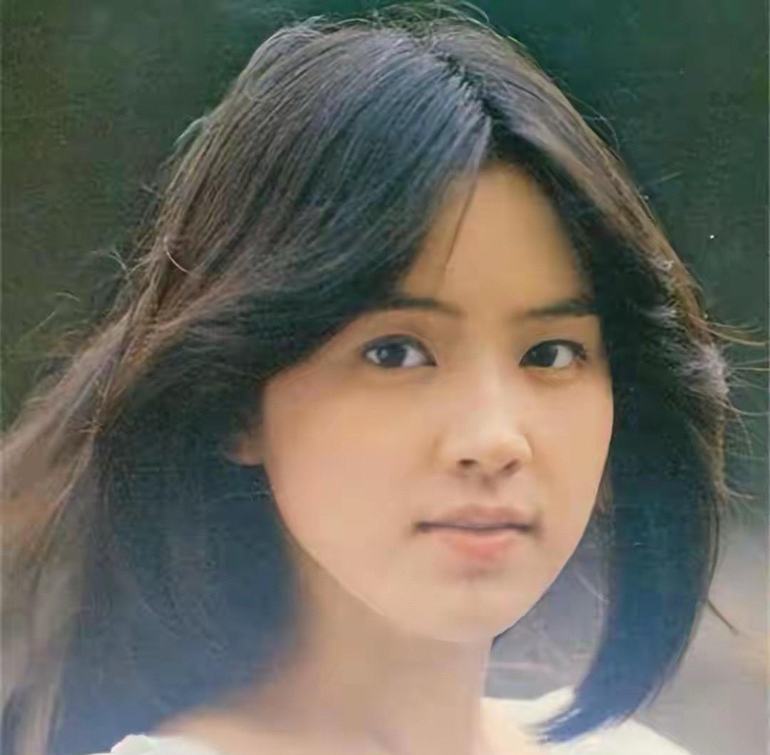 这是2000年，马云在东京与日本演员荒木由美子合影。这个名字如今很多人不知道，但