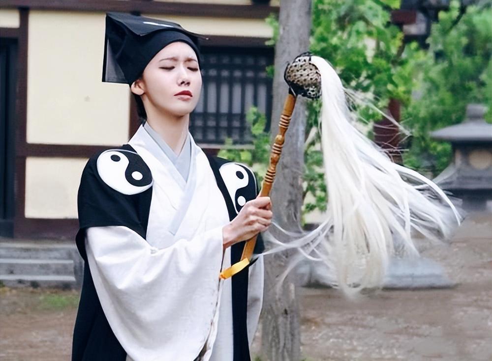 古时，一小伙去偷窃，却撞见寡妇在洗澡，身姿娇艳动人！月黑风高夜，正是贼出没时