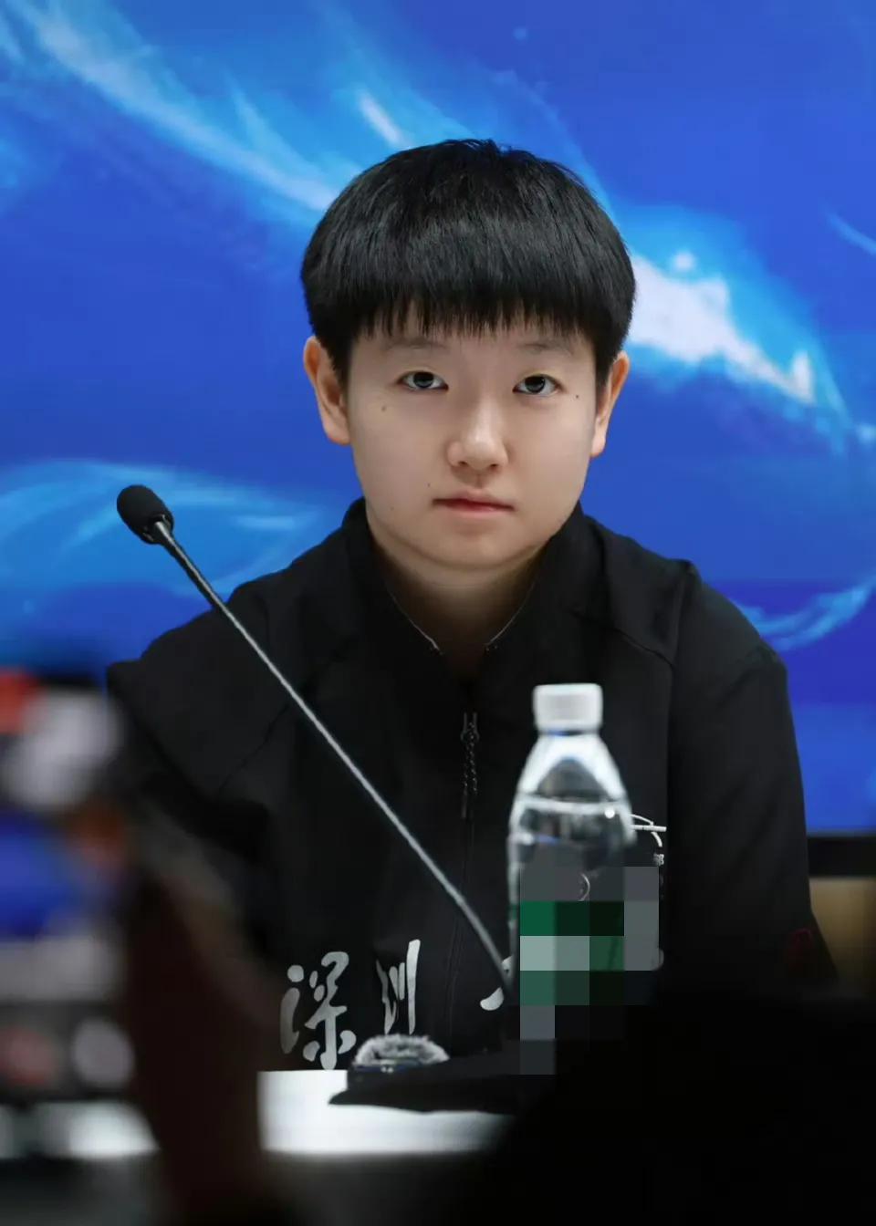 记者问孙颖莎:“用一个词形容自己。”莎莎说:“少年老成。”这个词很准确。毕竟