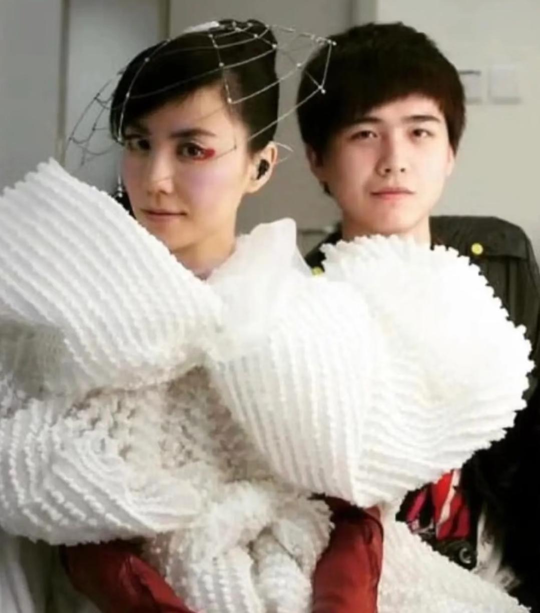 王菲的男闺蜜Ryan长得还挺帅的，2010年的时候两人认识，当时还只是歌手和粉丝
