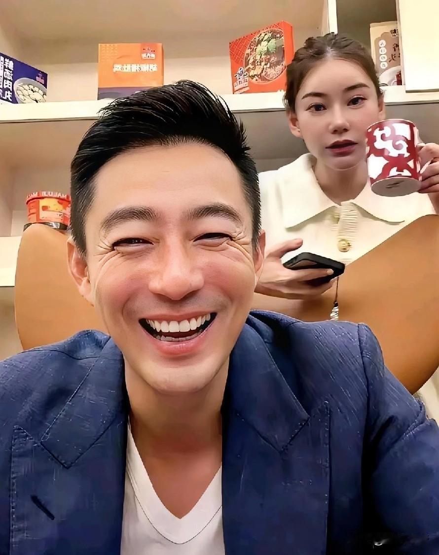 和谁在一起，怎么会一样呢。这句话的含金量还在继续上升[比心]小菲笑得牙床都在营业：