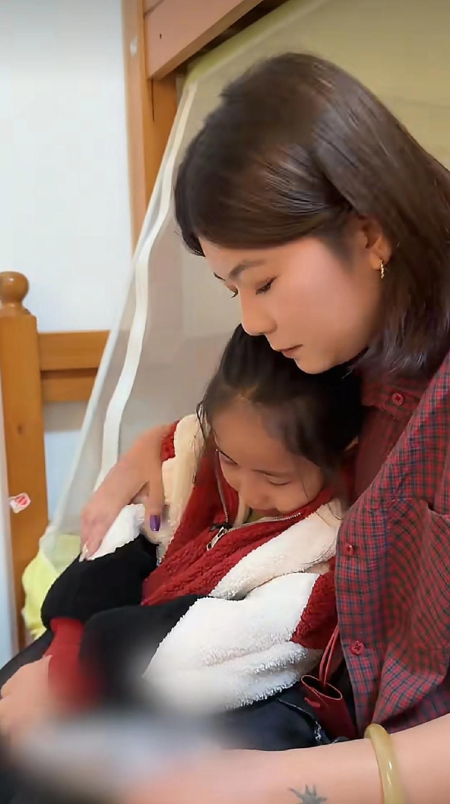 小女孩突然把后妈拉进房间里，说要告诉后妈一个秘密，后妈听了小女孩说出的秘密后，做