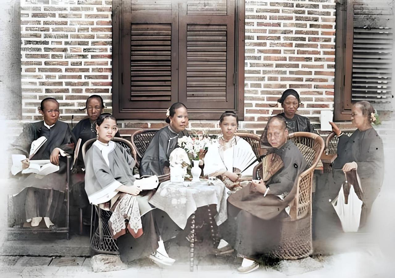 这张老照片啊，把清末民初官宦、绅商家庭的户外聚会场景给死死钉在时光里啦！你看画面
