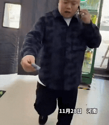 河南一小伙饭卡没钱了，让爸爸赶紧充钱，本以为顶多充1000块钱，爸爸充好钱后，小