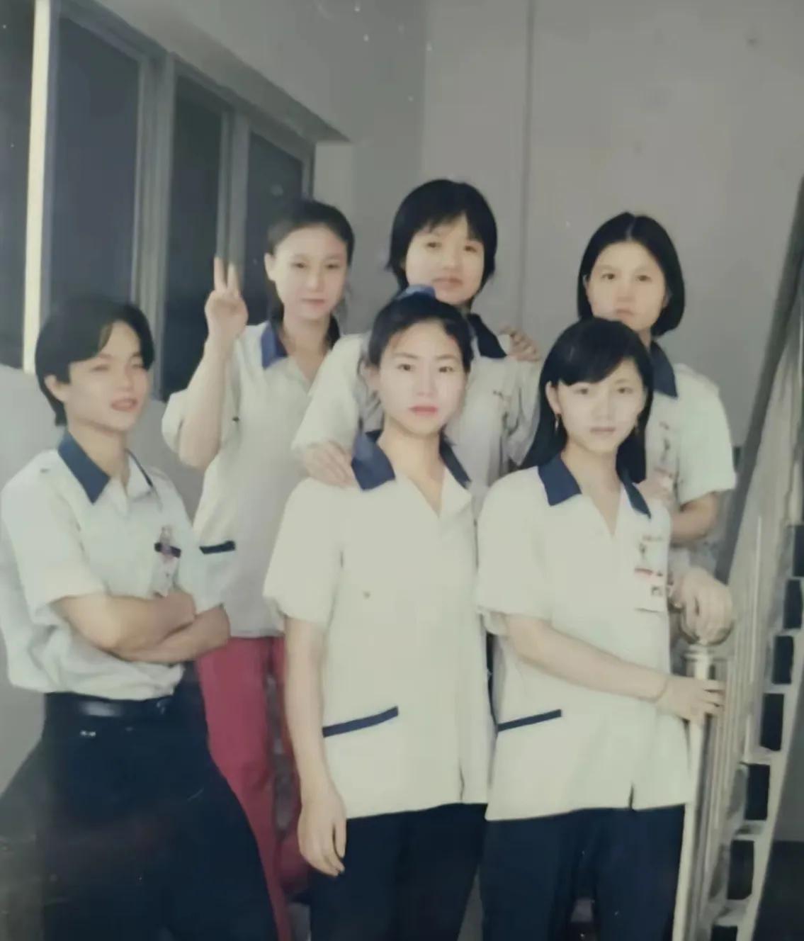 这张照片拍摄于1999年5月1日，福建省泉州市安溪县某茶厂六名女工人的合影。那时