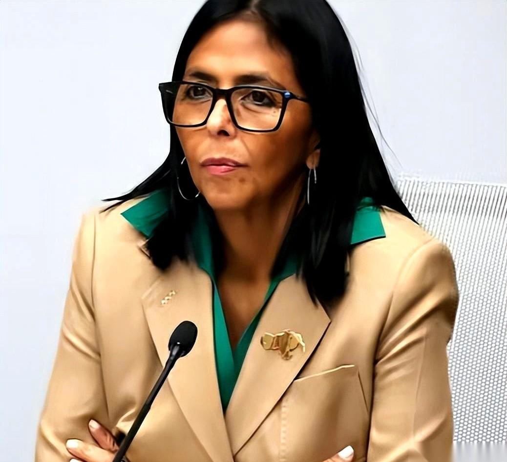 委内瑞拉上演了最魔幻的一幕。那个亲手把国家财富打包送给美国的女人，德尔西，竟然亲