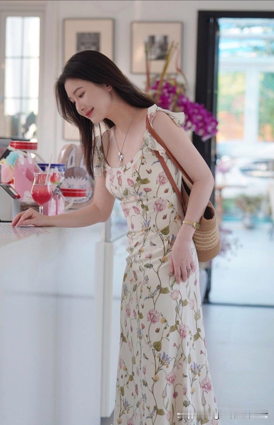 夏日穿花裙，那真是优雅感拉满，和自然光一搭配，氛围感直接溢出屏幕。不过选花裙可大
