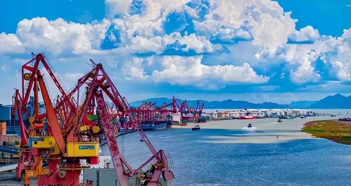 北京在每年两会期间成为焦点人物，各类决策、外交国防全都从这里掷地有声发出，全球都