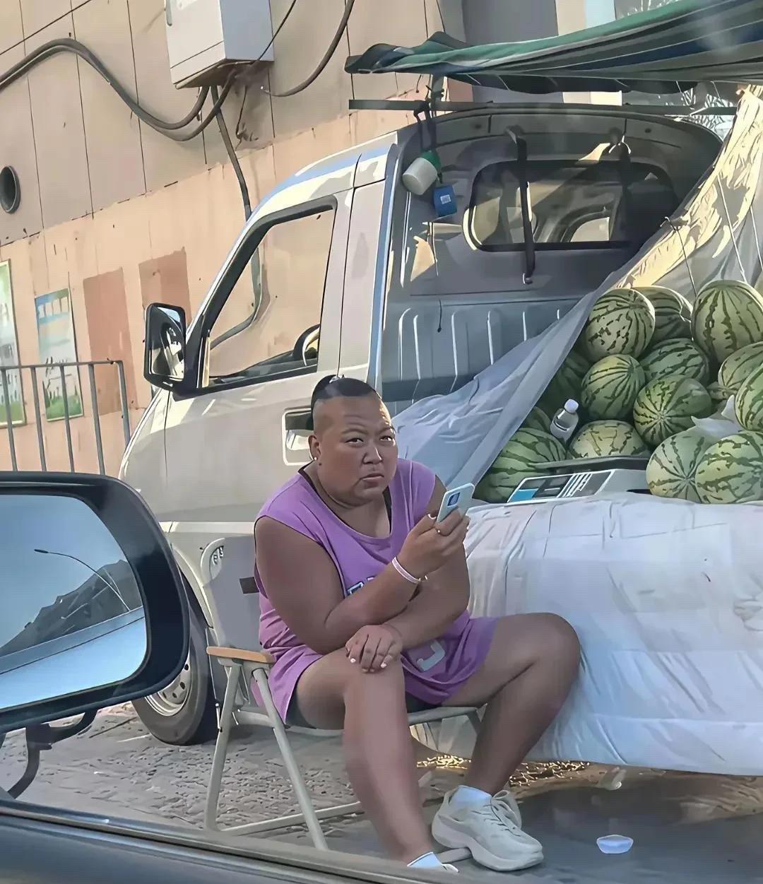 想去买个西瓜，别人都是8毛，他卖一块钱一斤，我能不能和他搞一下价？兄弟们等我回来