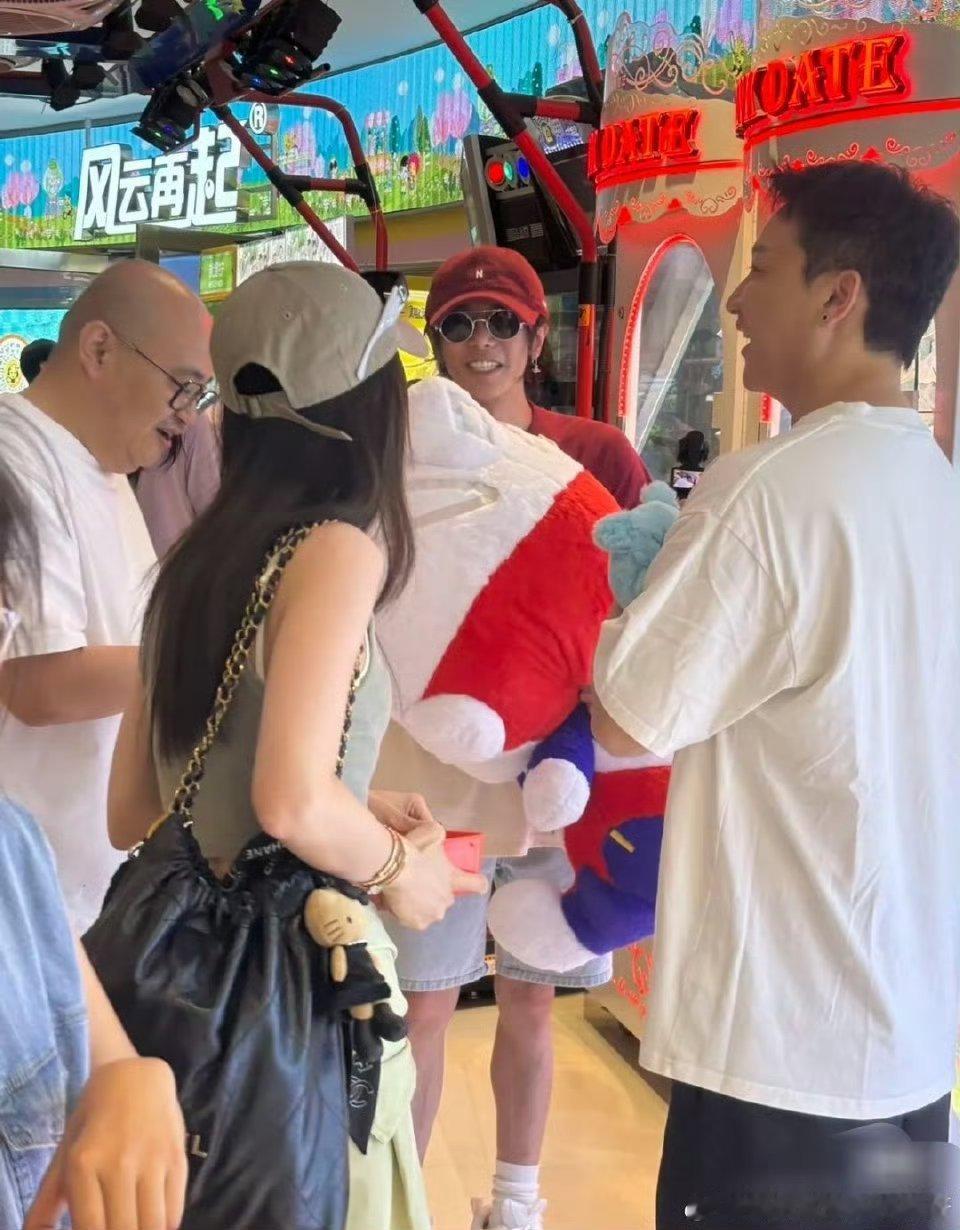 华晨宇逛商场抓娃娃被偶遇​​​好可爱的反应哈哈哈​​​