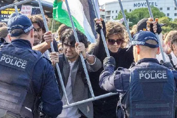 快讯！快讯！。澳大利亚防长马尔斯突然宣布了。11月4日他在一场开幕式