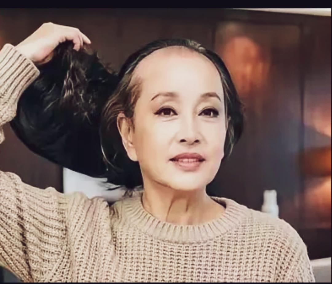 庆奶去掉假发照样能认出来！