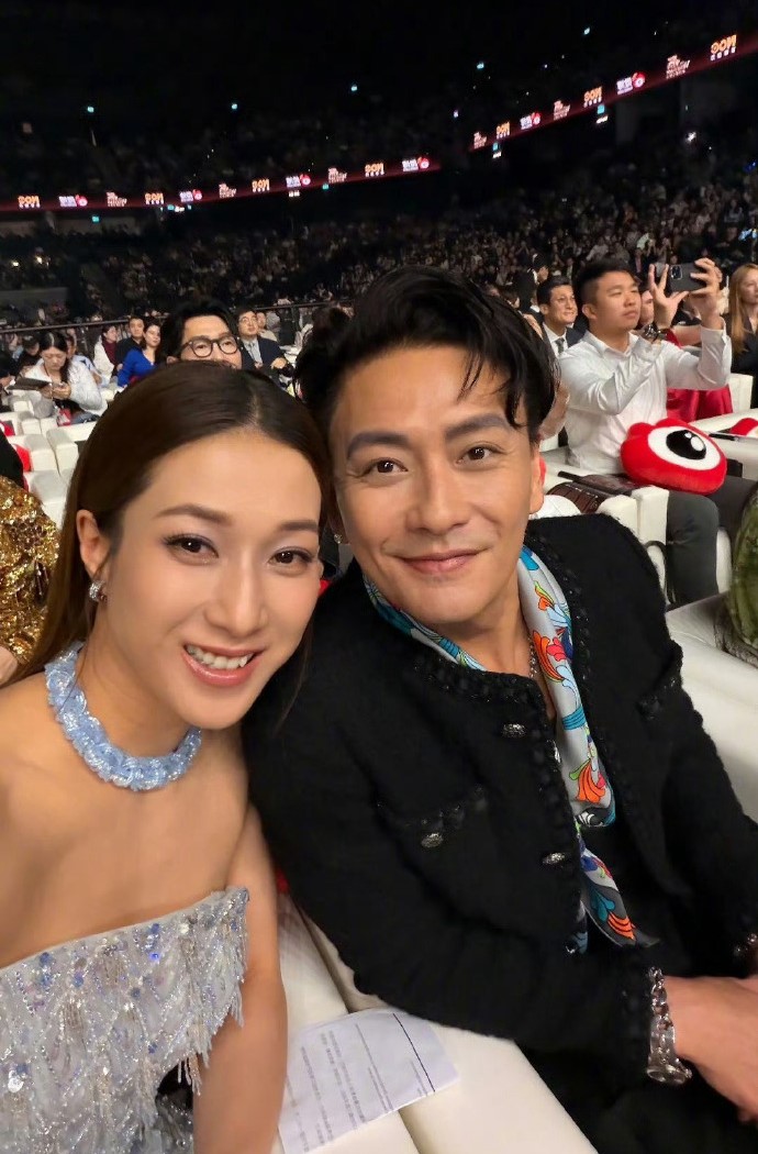 钟嘉欣和黄宗泽同框，活久见，我的CP同框了！