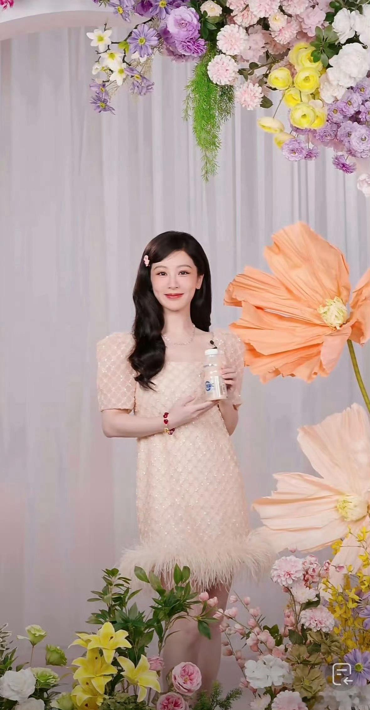 杨紫这不又来上班了吗好适合抖音直播，毕竟滤镜是顶级的！！！杨紫这不又来上班了