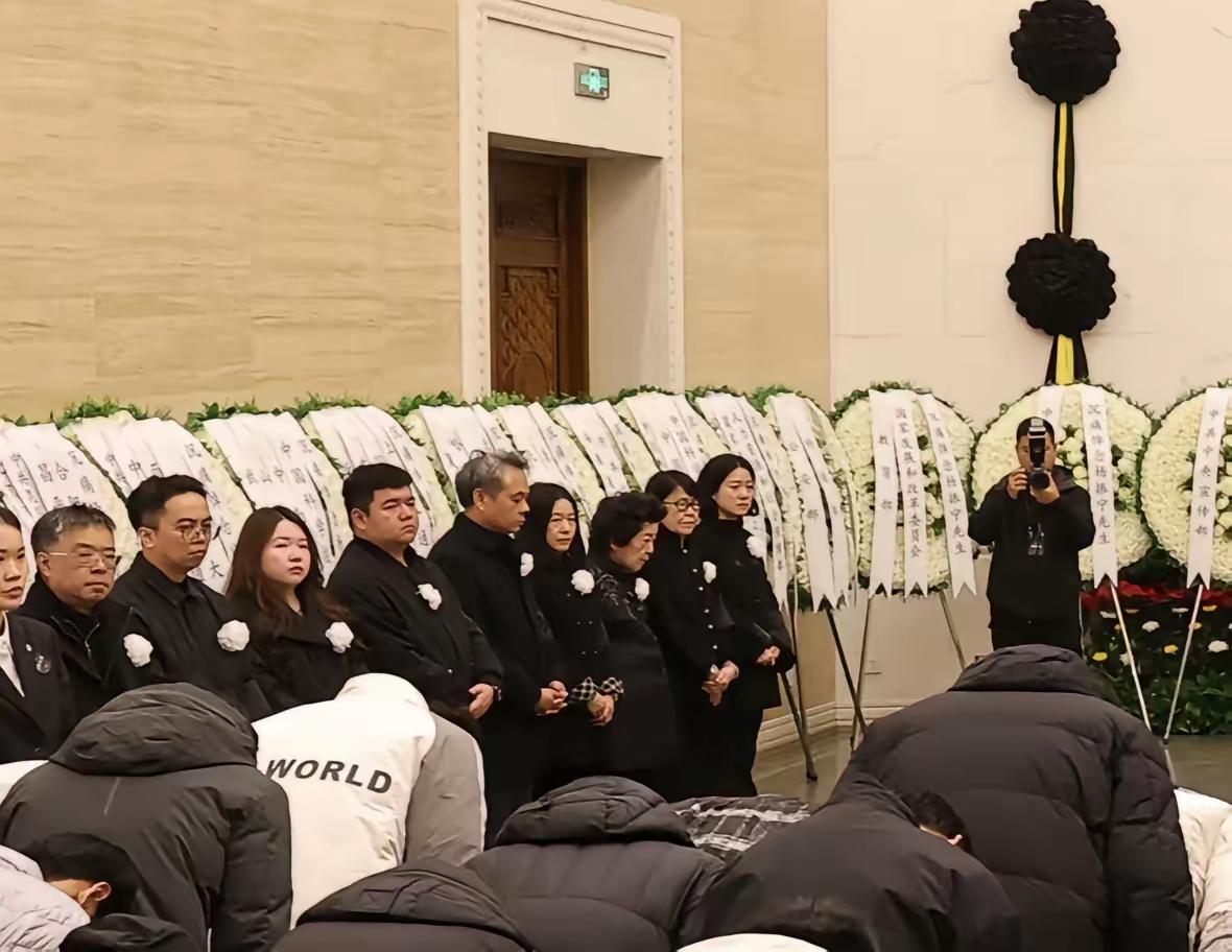 她沉默不语，却哭的像个孩子！看翁帆送别杨先生的模样，谁能不动容21年啊，从一
