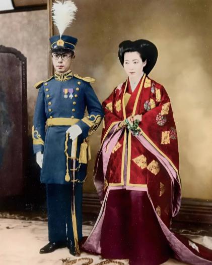 一段被美化了的爱情，末代皇帝溥仪的弟弟溥杰和23岁的嵯峨浩结婚。1937年，华