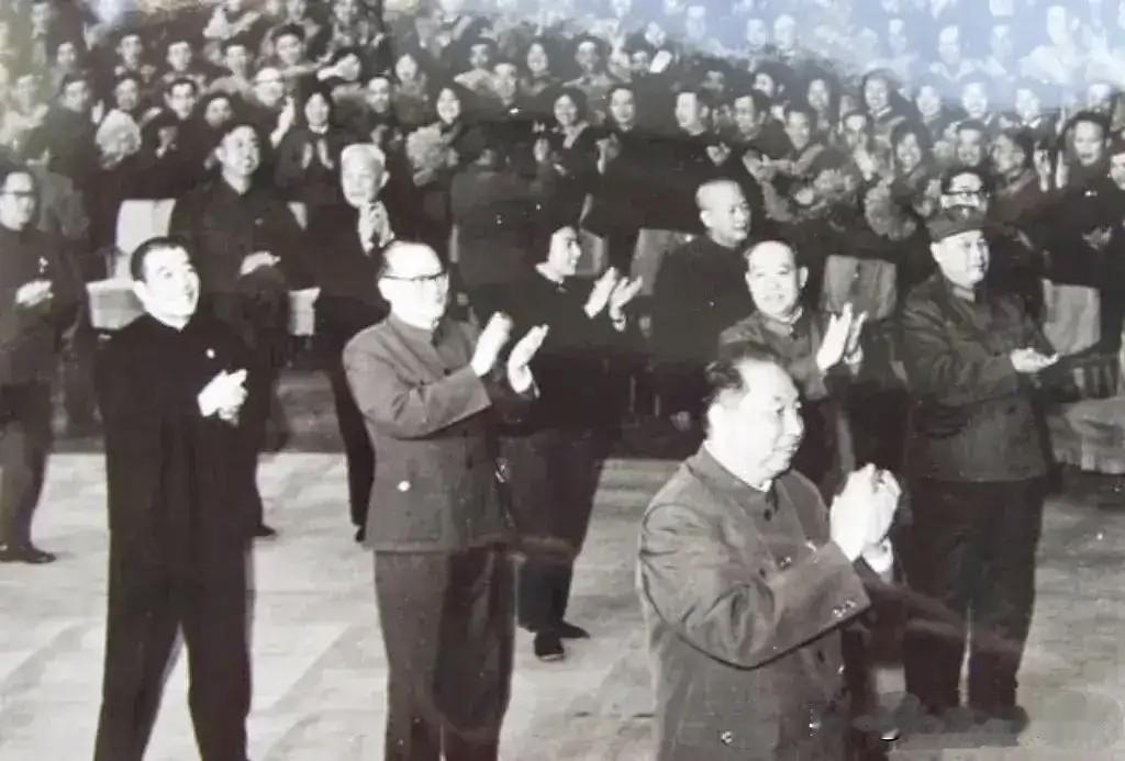 一、华国锋华主席，二、汪东兴，三、陈锡联，四、纪登奎，五、吴德，六、陈