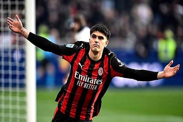 19岁后卫独进两球，这比赛谁看了不疯？！对面一脚射门，duang一下中柱，弹