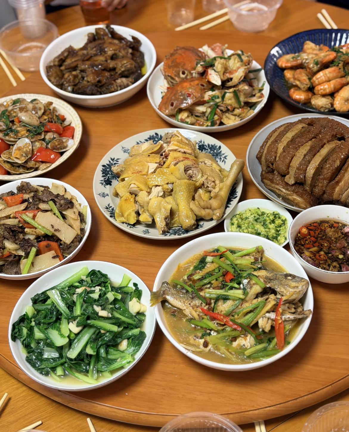 今天亲戚来家里吃饭，一大家子人围坐在饭桌前，气氛本来挺热闹的。婆婆忽然放下筷子，