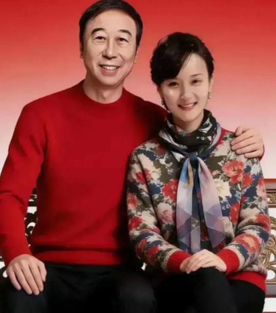 1983年，相声演员冯巩和天津市第26中学的同学艾慧领了结婚证，因为解决不了北京