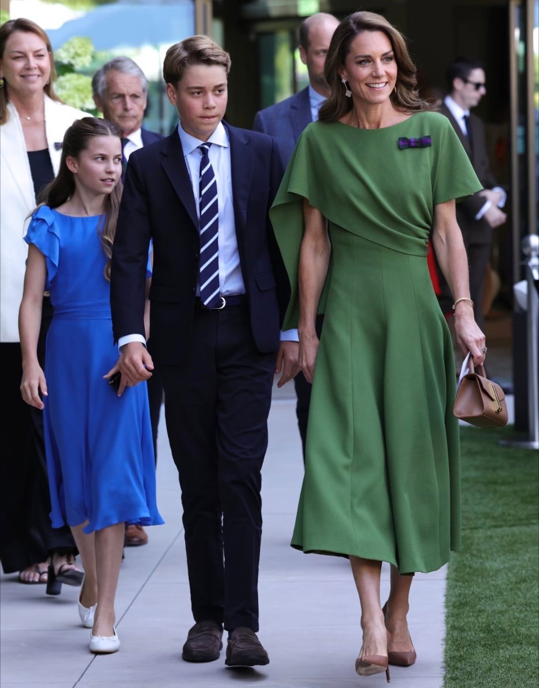 威廉和凯特带大儿子和女儿去看温网，小儿子没去。凯特和夏洛特母女俩的造型好优雅。