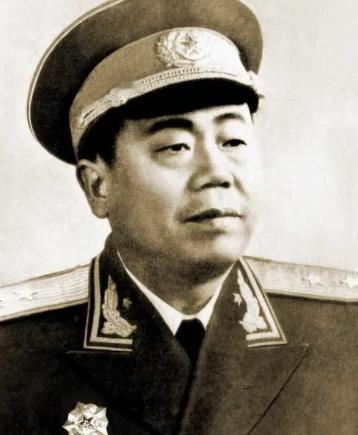 1950年代，有国家干部觉得空军飞行员的伙食标准太高了，要求下降，南京空军司令员