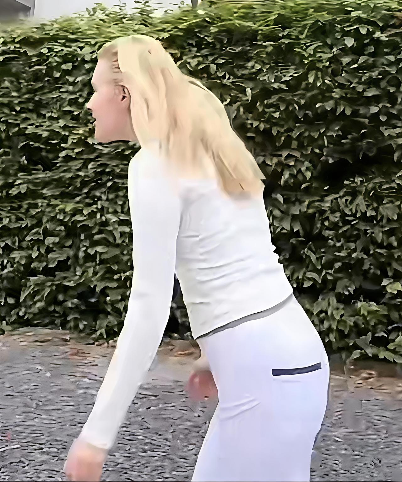 所有明星里面最喜欢谁这两天一个外国女孩模仿球星哈兰德走路在网上火爆了！