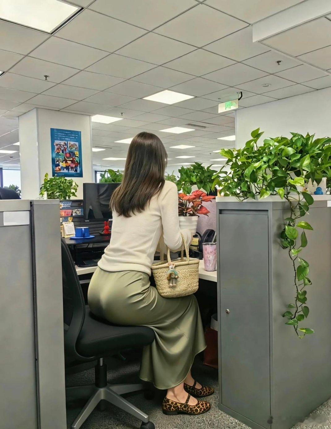 隔壁女同事刚刚上班