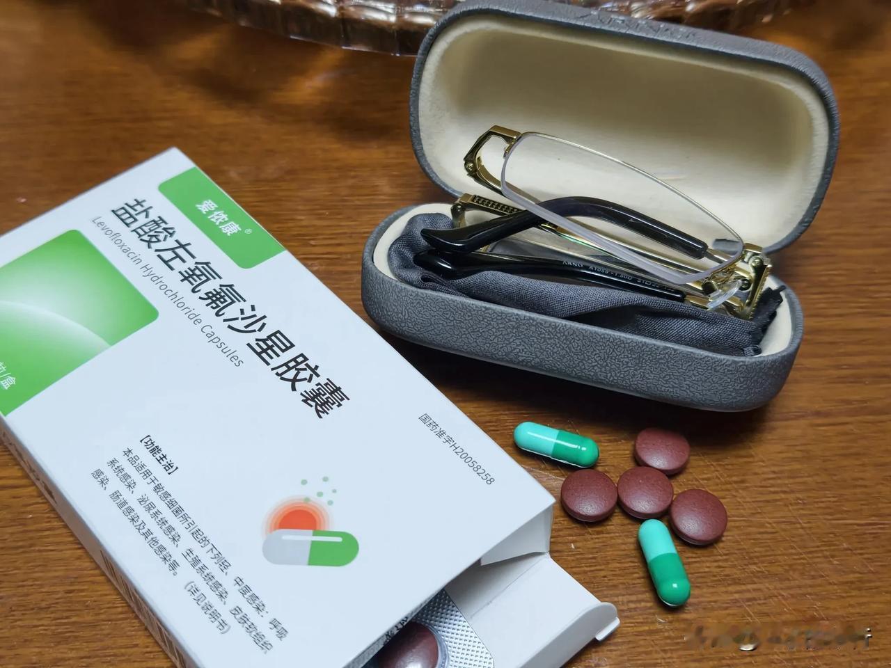 现在的药厂，怎么感觉专门跟中老年人作对！肚子不舒服，去药店买了几盒药，回家愣是半