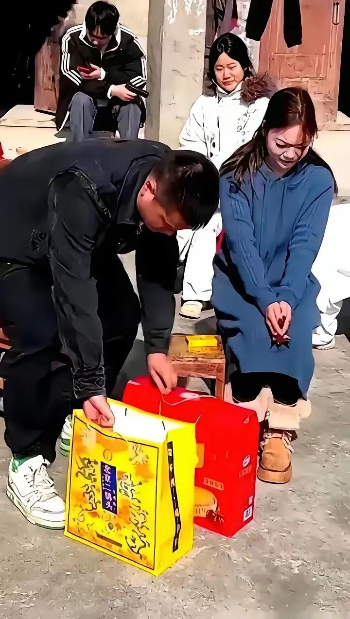 小伙子买了几百块钱的礼物到女方家去相亲，聊了半天，女子反反复复就只有一句话：“我