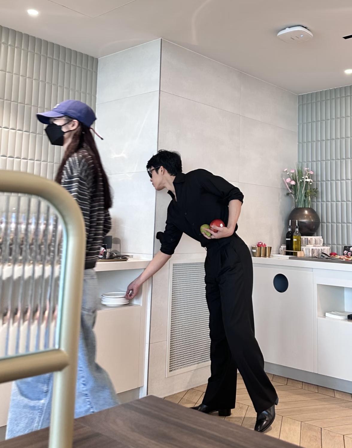 井柏然和超模女友刘雯一起现身巴黎机场，两个人的穿搭都好时尚，个子几乎一样高，身材
