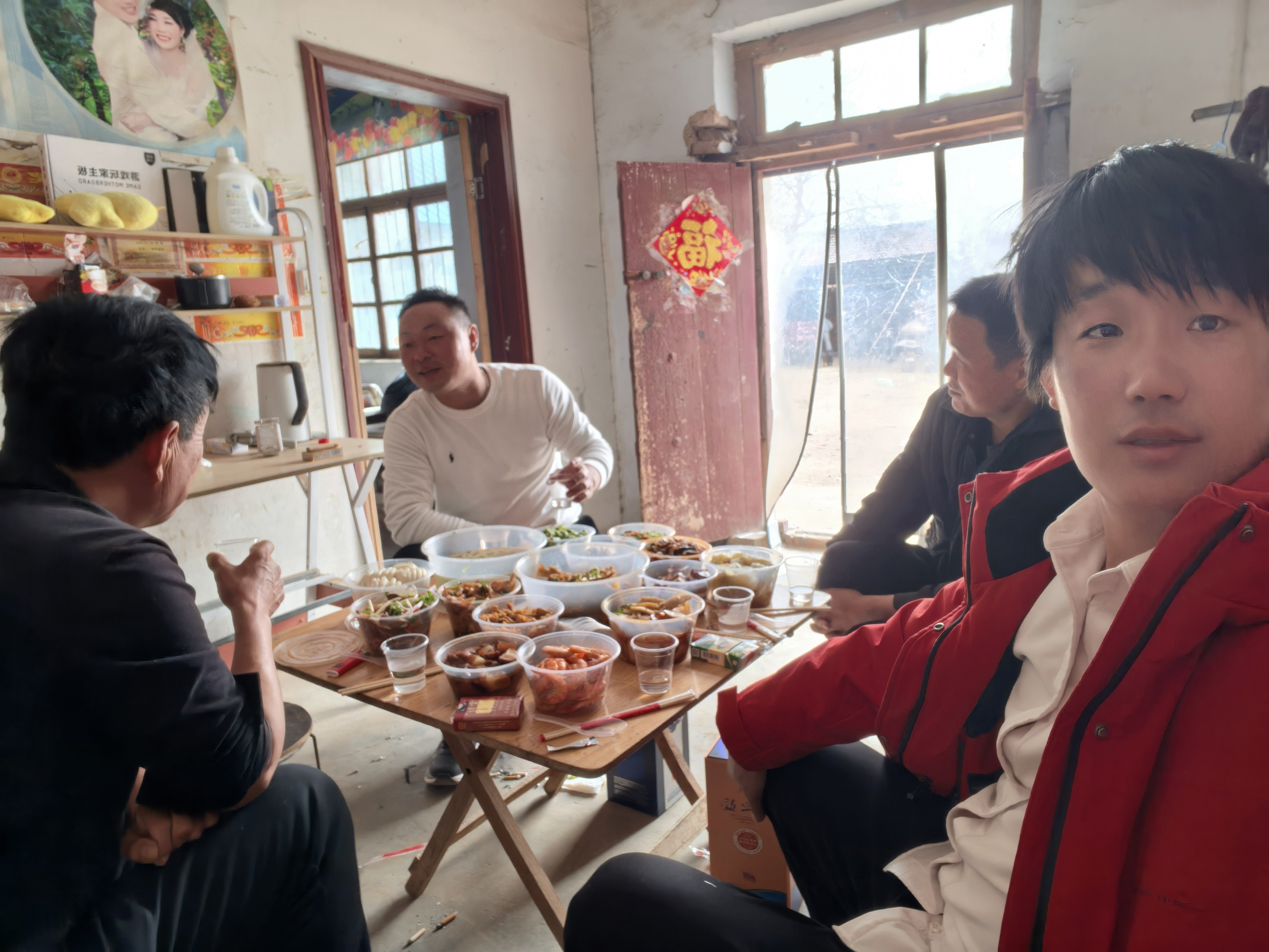 中午，表哥来我家走亲戚，我妈妈是他姑姑，亲戚，讲究的礼尚往来，好酒好菜好招待。主