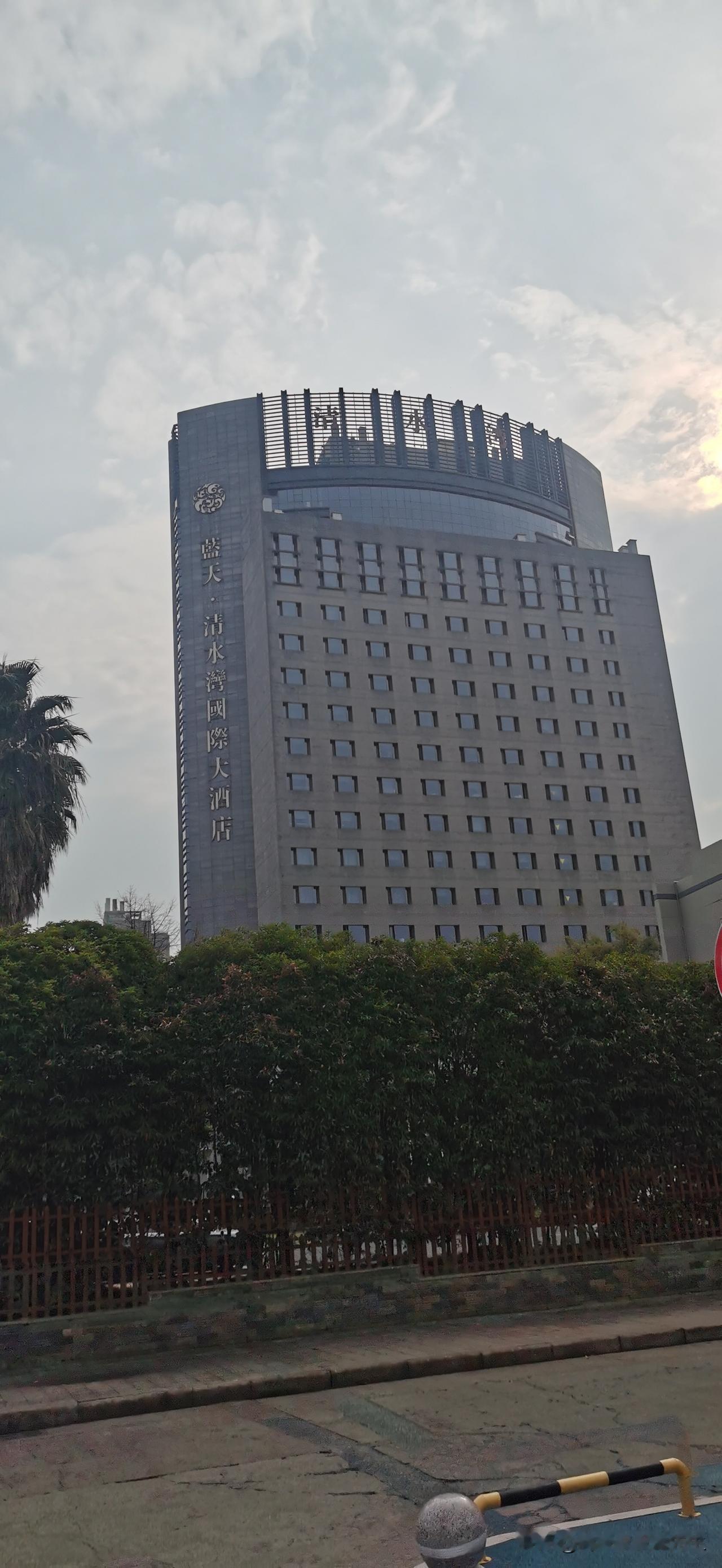 龙游的堵车都煮出一顿龙游发糕了，还是原地踏步，分毫不差没有移动。这堵车🚗🚗?