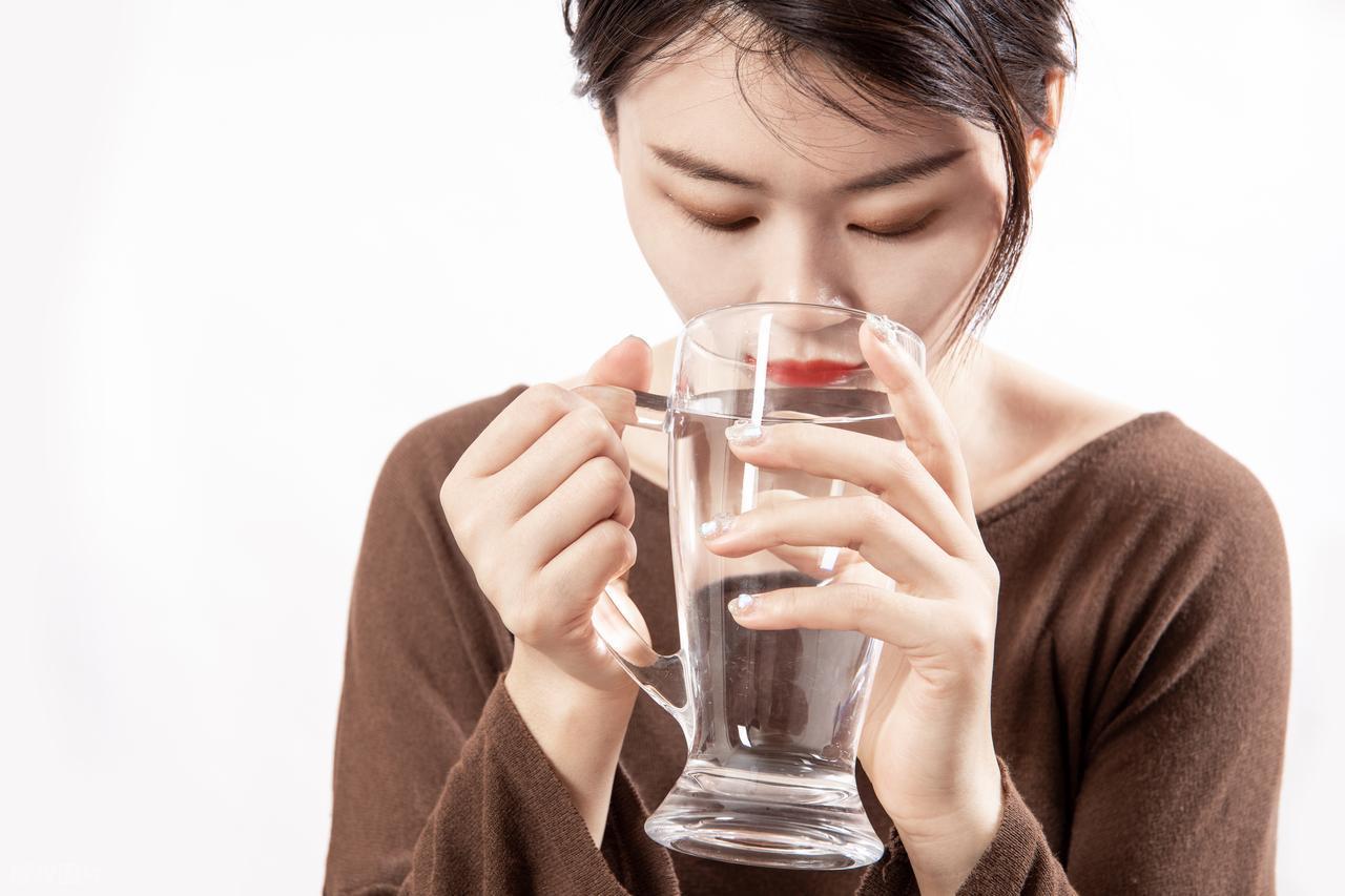 医生发现：大量喝水的高血压患者，不用多久，身体或有3变化很多高血压患者听说喝