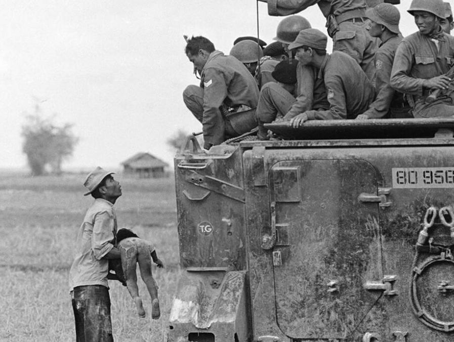 越南战争时，很多美军士兵在战场上没有老婆陪着，就找了越南当地的女子。结果20年后