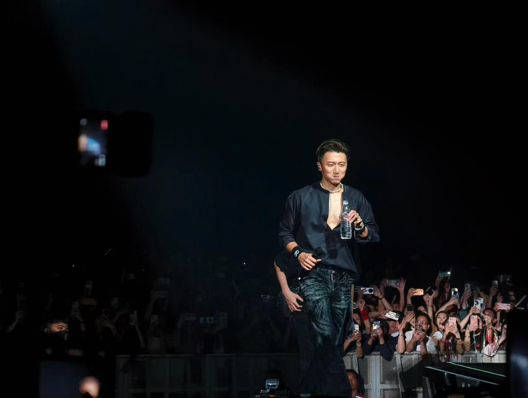 谢霆锋把耳麦扔了什么叫“摇滚本能”？就是耳麦出问题的那一刻，谢霆锋想都没想，拽