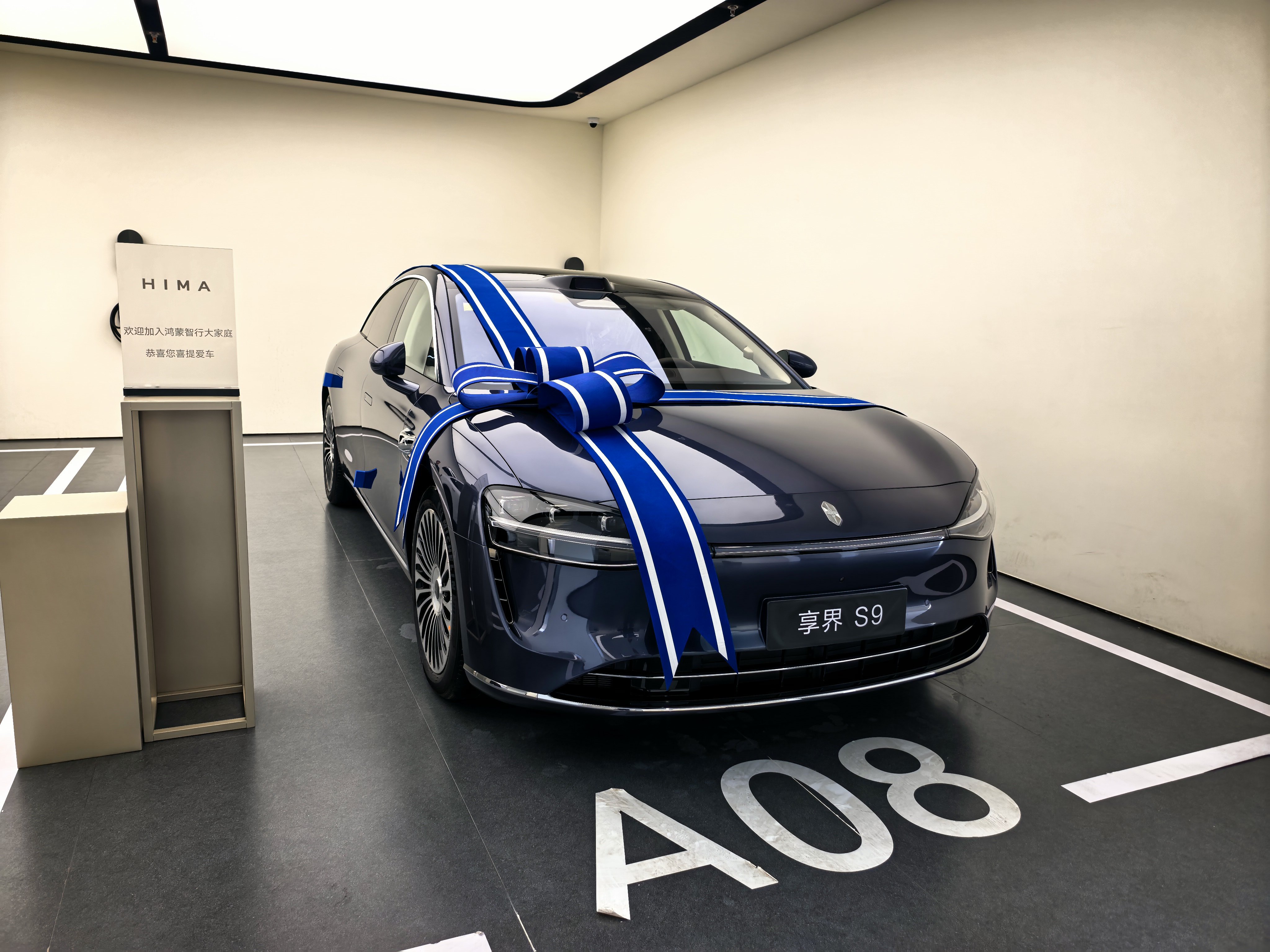 今天见证一辆新款享界S9蓝色涂装版交付